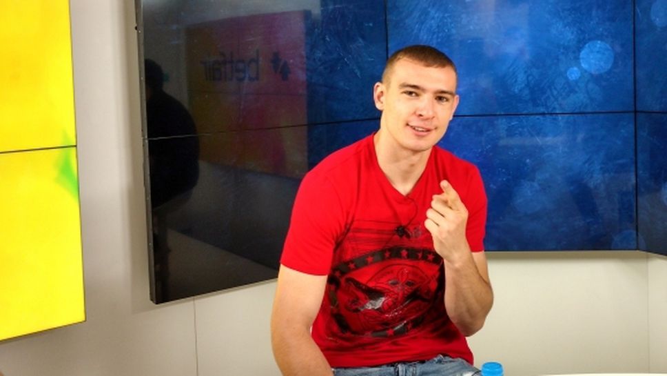 Наш световен шампион по кикбокс към украинец: Чакам те, ще ти покажа как се прави (видео)