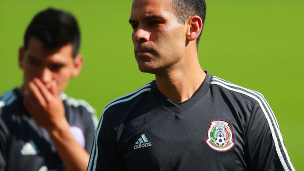Рафаел Маркес тренира с националния отбор на Мексико, но с екип без логото на спонсорите