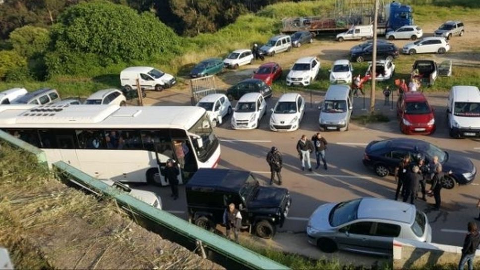 Отложиха плейофа от Лига 2 във Франция, феновете на Аячо нападнаха автобуса на Льо Авър