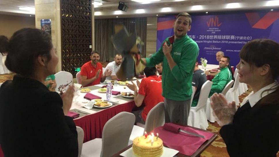 Торта и букет за ЧРД на Ники Пенчев в Китай (снимки)