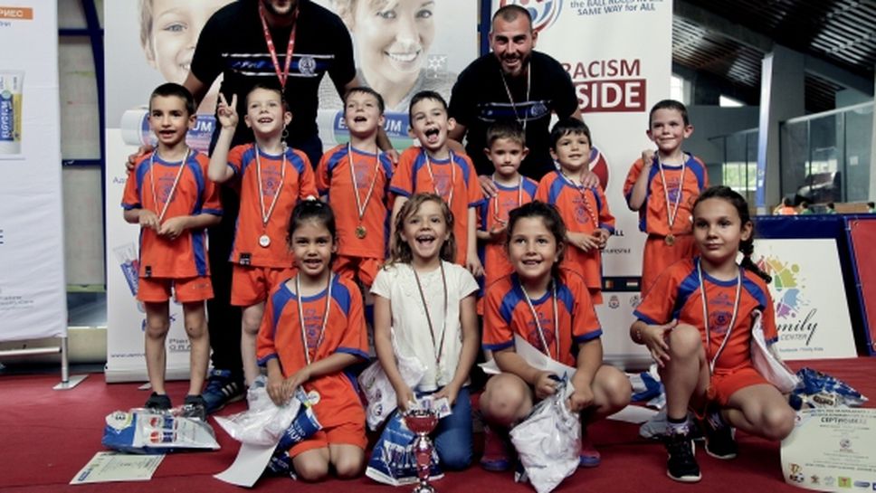 ФК Олимпия усмихна близо хиляда деца на спортен празник