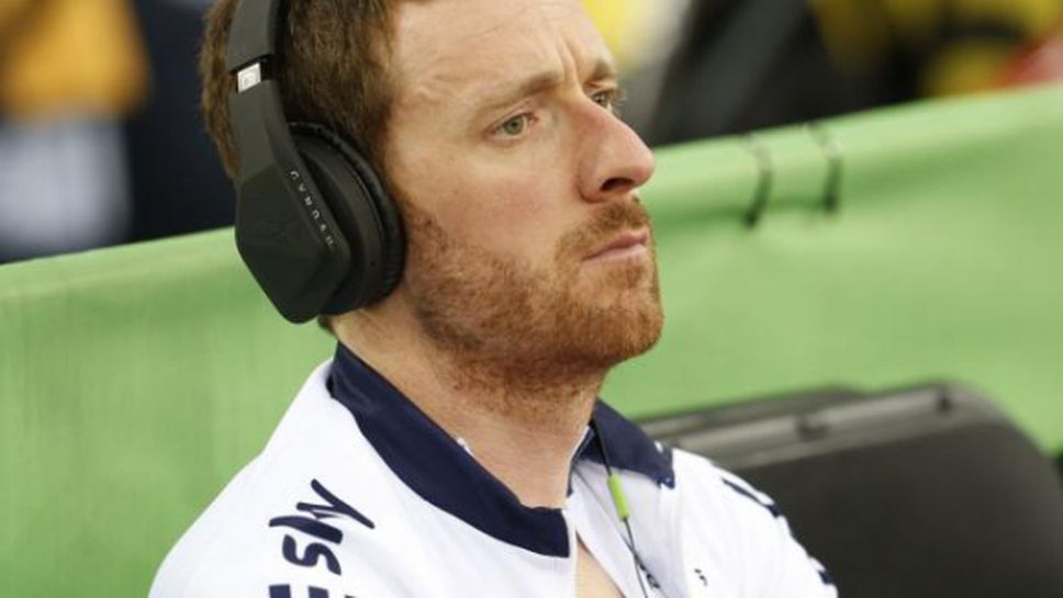 Сър Брадли Уигинс сменя колелото със ски