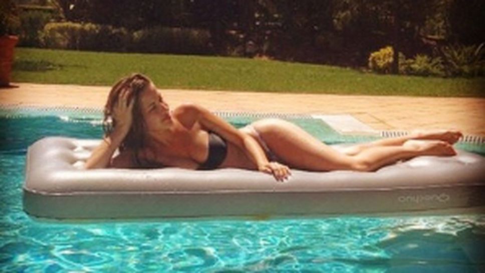 Светлокоса хубавица спира дъха на вратаря на Порто