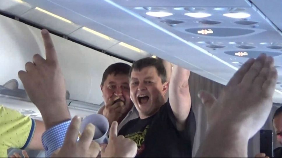 Президентът на Ботев (Пловдив) запя с феновете в самолета на път за Португалия (видео)