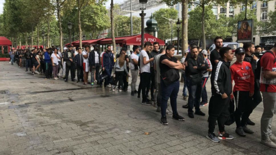 Стотици фенове на опашка в Париж за фланелки на Неймар