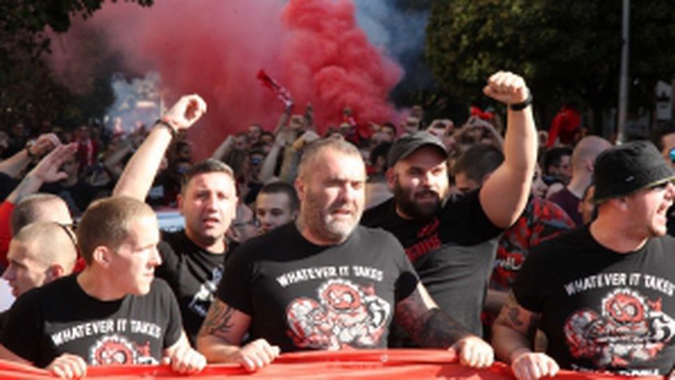 Шествието на "червените" фенове преди дербито