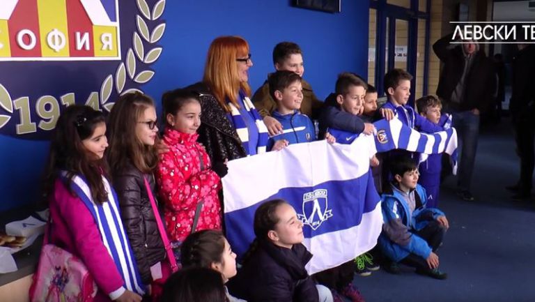 Футболистите на Левски наградиха деца в конкурса за рисунки