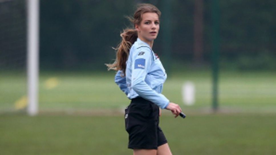 Ослепителната съдийка Каролина Бояр