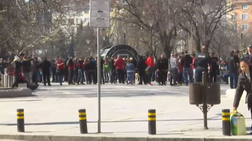 "Червените" фенове се събраха на "Кравай" преди началото на шествието