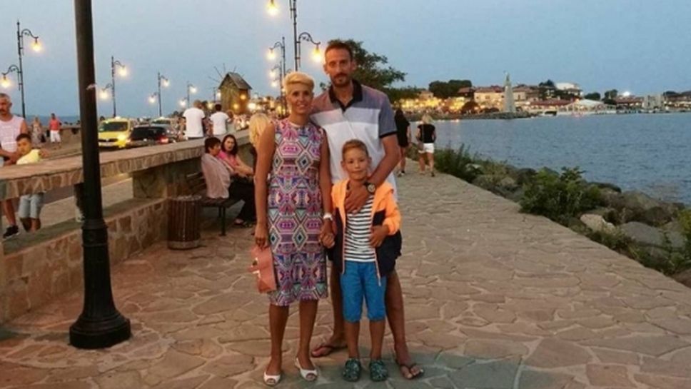 Волейболист разпуска край морето (снимки)