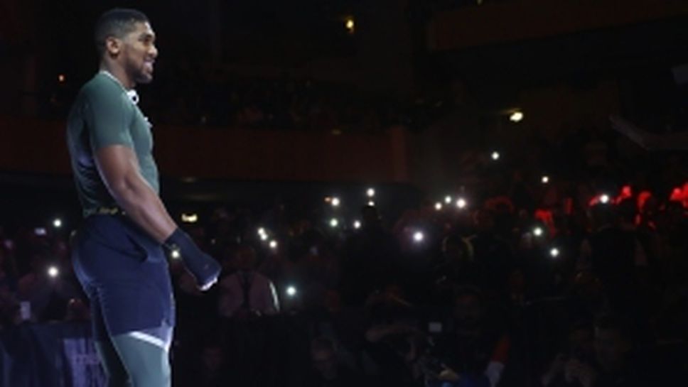 Джошуа и Такам тренират пред фенове преди мача за титлите