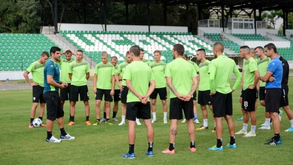 Гонзо замина с 18 футболисти за Коматево