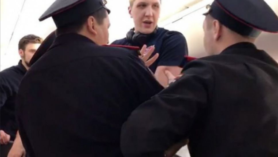 Скандал в Русия! Свалиха с полиция 215-сантиметров национал от самолет