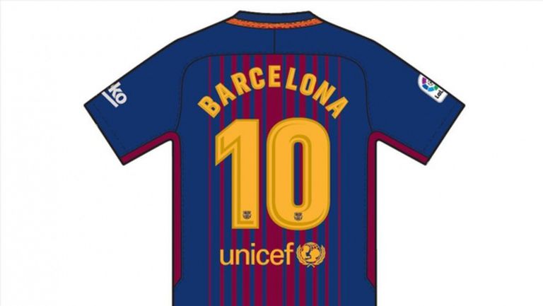 Играчите на Барселона със специални фланелки в памет на жертвите от атентата