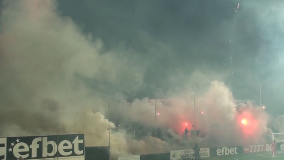 Факли и димки забавиха началото на дербито в Пловдив