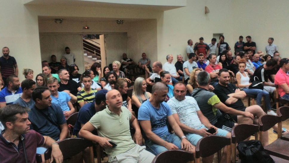 Родители и футболни хора в Кюстендил искат оставката на ръководството на ФК Велбъжд
