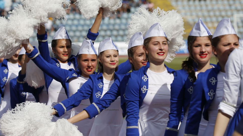 Красиви мажоретки танцуват на "Тих бял Дунав" в Русе