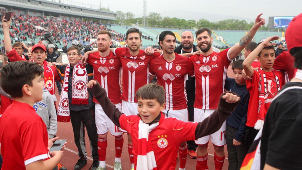 "Червените" футболисти празнуват със сектор "Г" след гола на Каранга