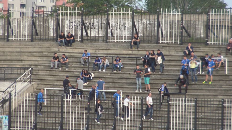 Празен стадион в парк "Лаута" 15 минути преди Локо - Левски