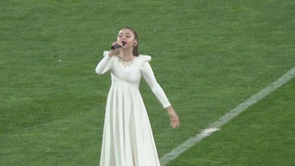 Крисия изпълни химна на шампионите преди мача с ЦСКА - София