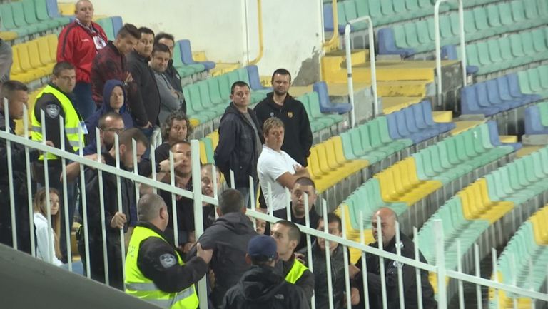 Фен на Славия скочи на агитката на Локомотив (Горна Оряховица)