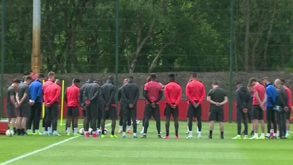 Футболистите на Манчестър Юнайтед с минута мълчание за жертвите от атентата