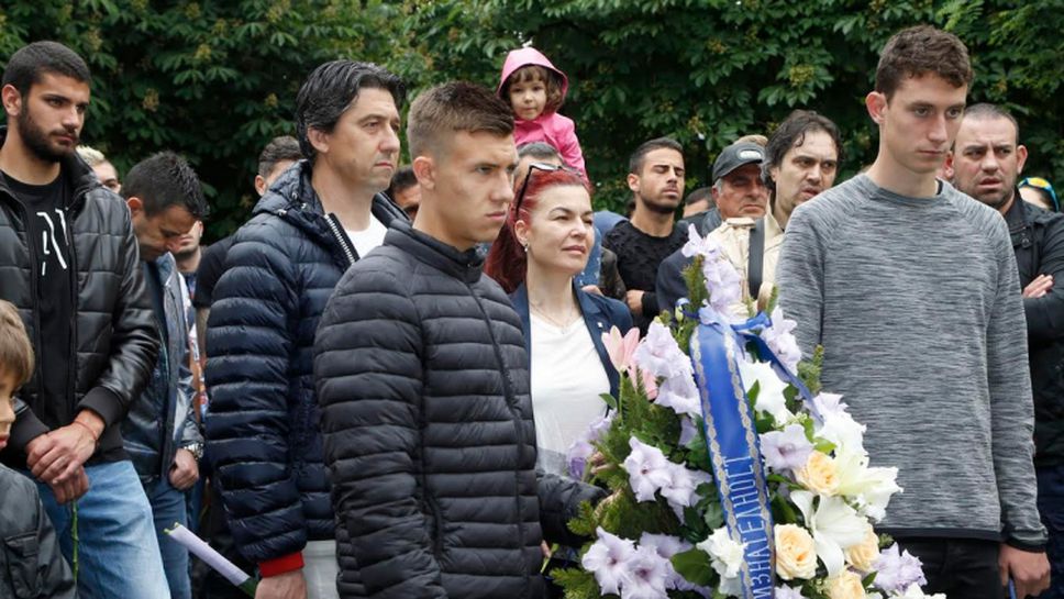 Ръководство и футболисти поднесоха венци в чест на годишнината на "Левски"