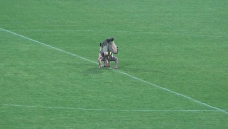 Фен прави кълба на терена след спечелената купа