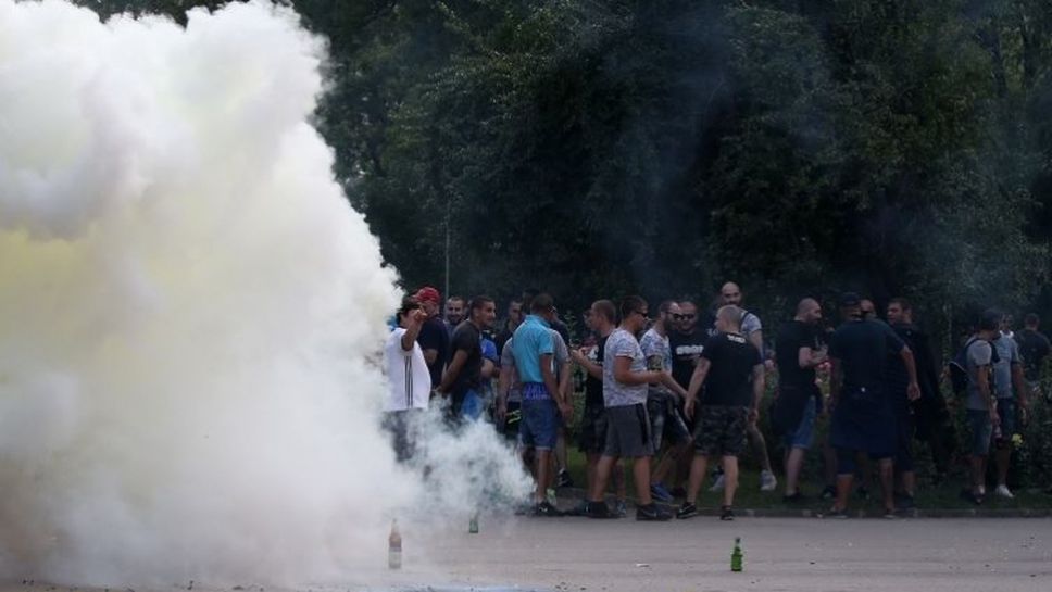 Димки и бомби в агитката на "сините" по време на протеста преди мача с Верея
