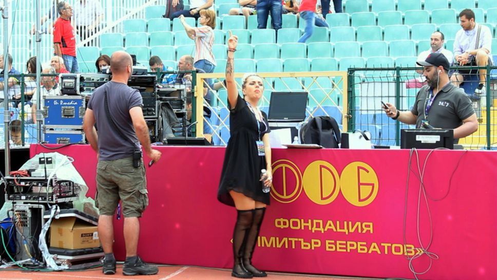 Поли Генова лудува преди мача Бербатов - Фиго