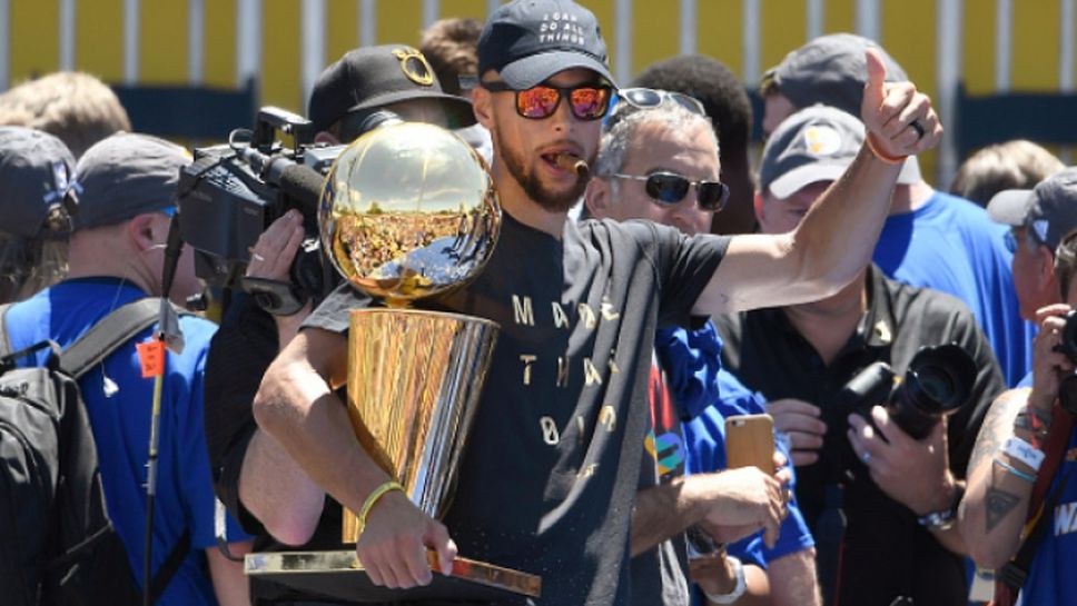 Голдън Стейт отпразнува титлата в НБА заедно с феновете си