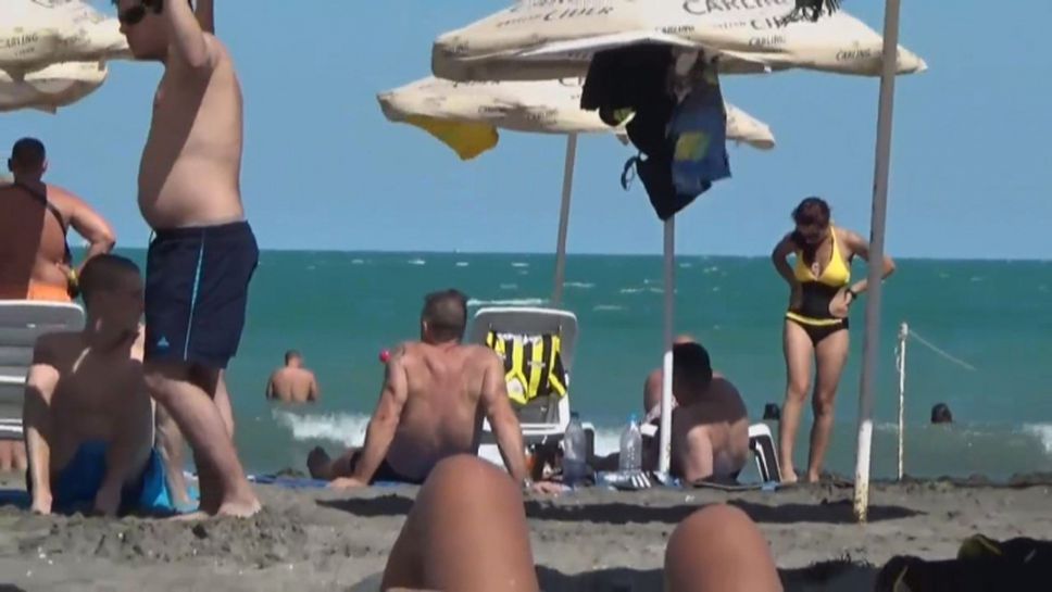Феновете на Ботев (Пд) се забавляват на плажа