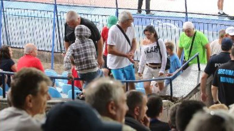 Страхотна буря изгони феновете от стадиона в Русе
