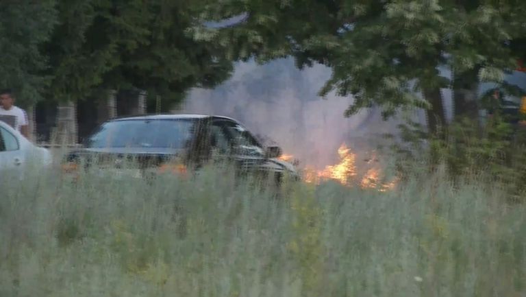 Огън след размириците между феновете на Левски и Сутиеска