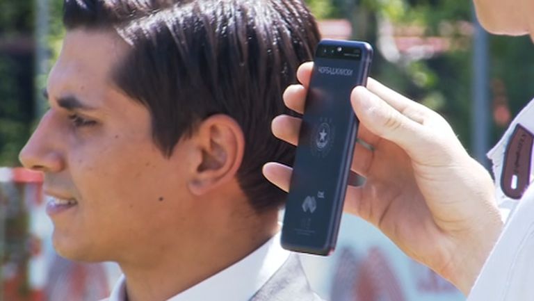 Mtel подари уникални телефони на "червените" футболисти