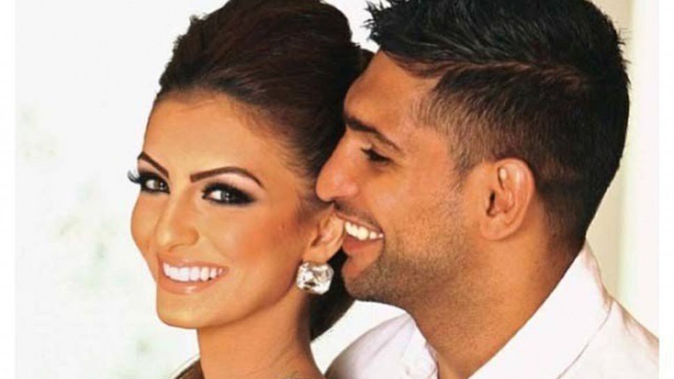 Амир Хан не тъжи за жена си, целува се с непозната на концерт в Дубай (снимки)