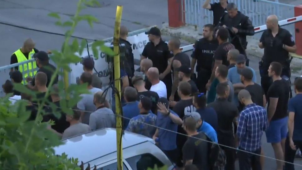 Фенове на Левски пред сектор "В" посрещнаха с осквирквания Хайдук