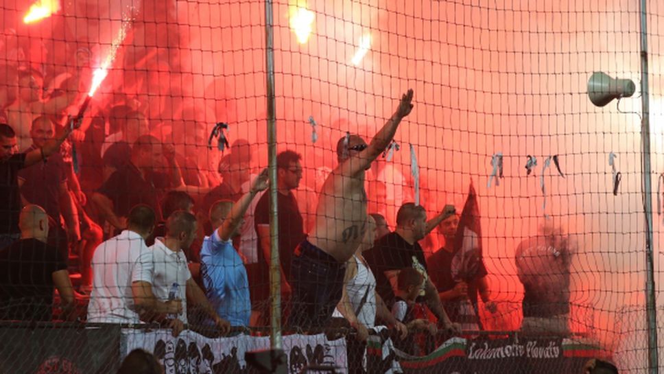 Феновете на Локо (Пд) побесняха, полицията спасява футболистите