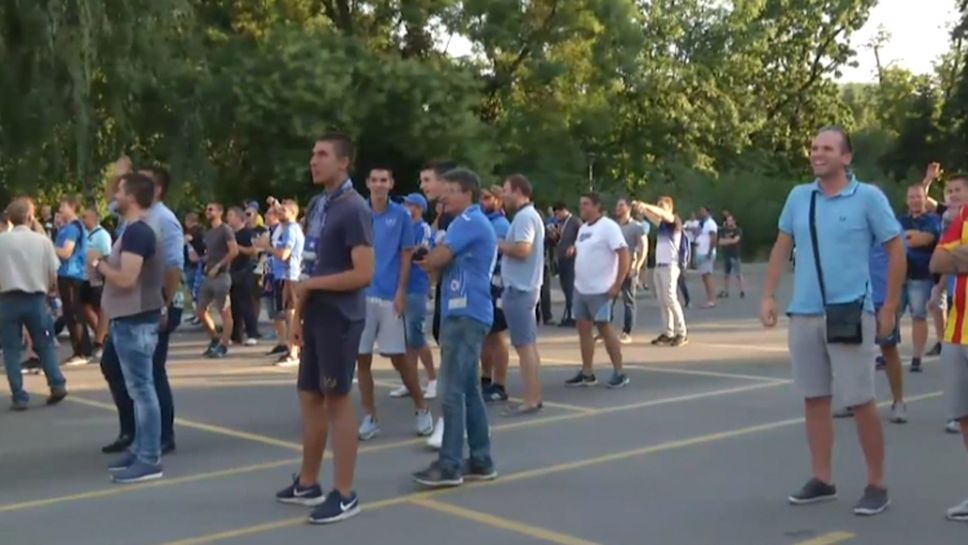 Феновете на Левски гледат на видеостена мача с Хайдук
