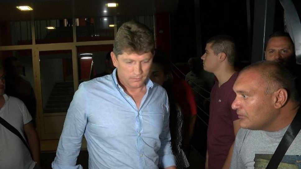 Озверели фенове на ЦСКА-София поискаха от журналистите обяснение за съдийството