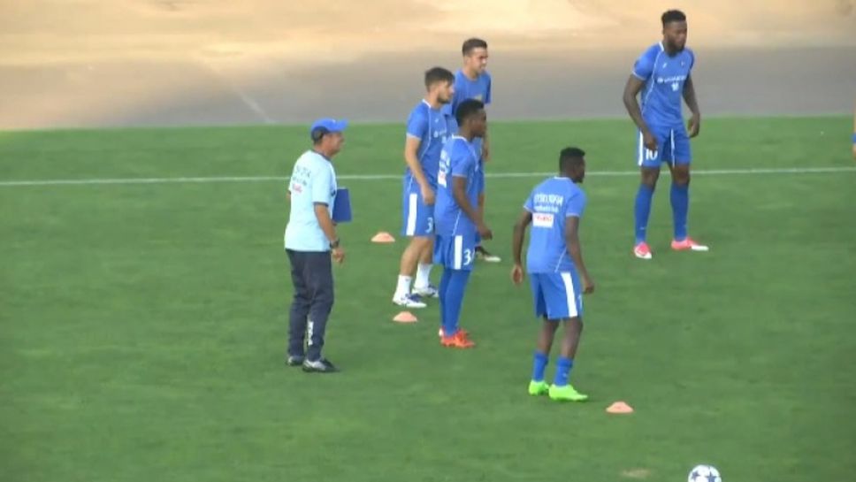 Делио Роси в действие - италианецът ръководи загрявката на "сините" преди мача със Сливнишки герой
