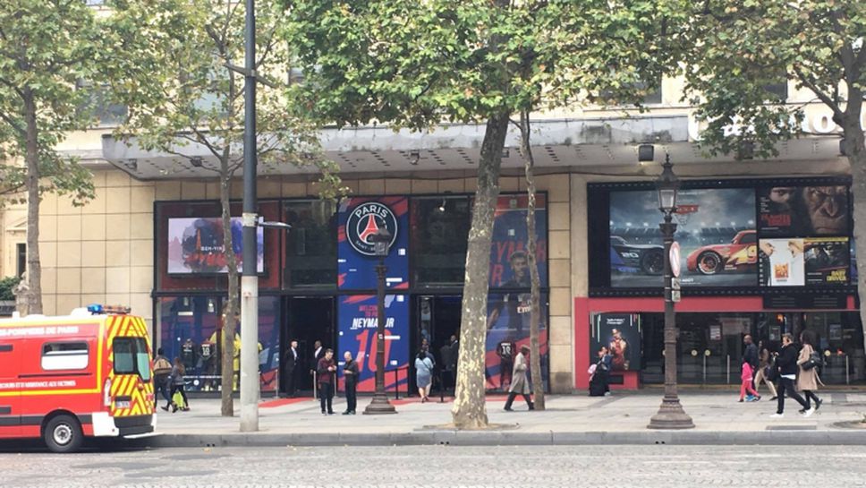 Червен килим до фланелките на Неймар в Париж