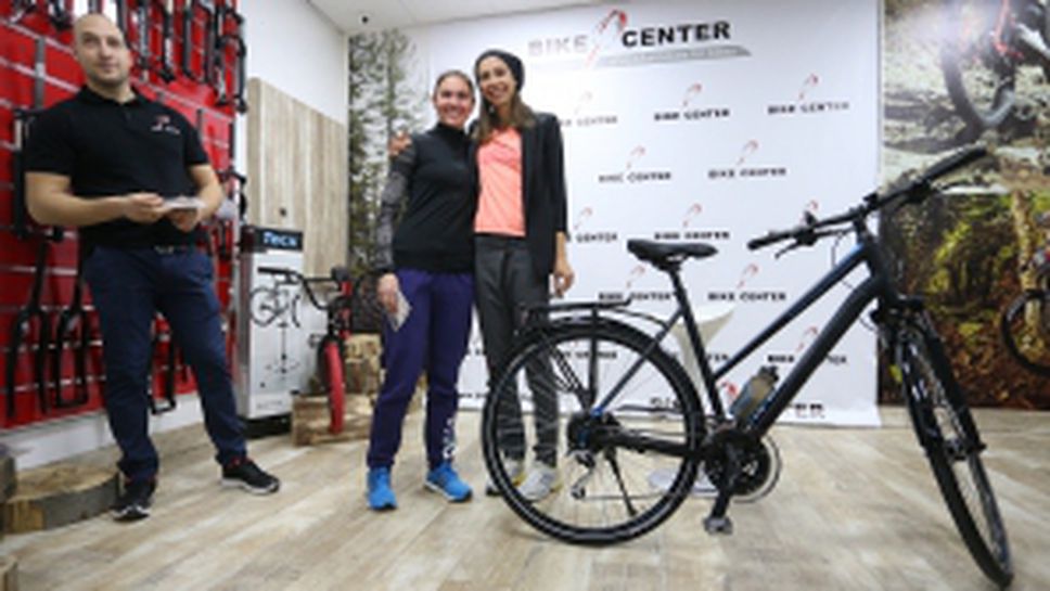 Мирела Демирева раздаде автографи на феновете си и получи подарък от Bike Center