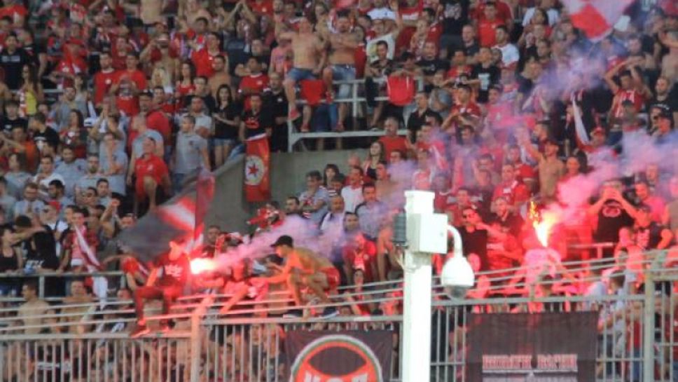 Факли огряха в "червения" сектор на стадион Берое