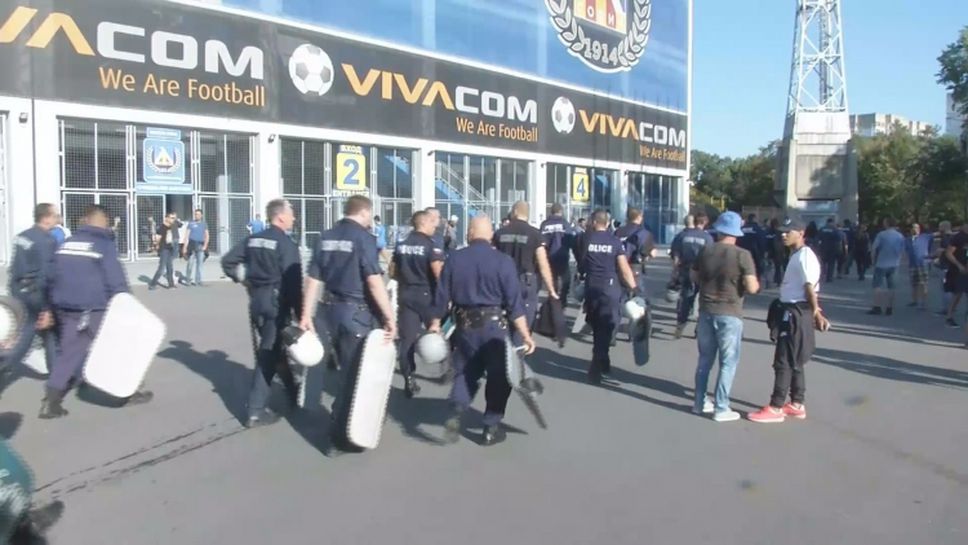 Сериозно полицейско присъствие преди Левски - Лудогорец