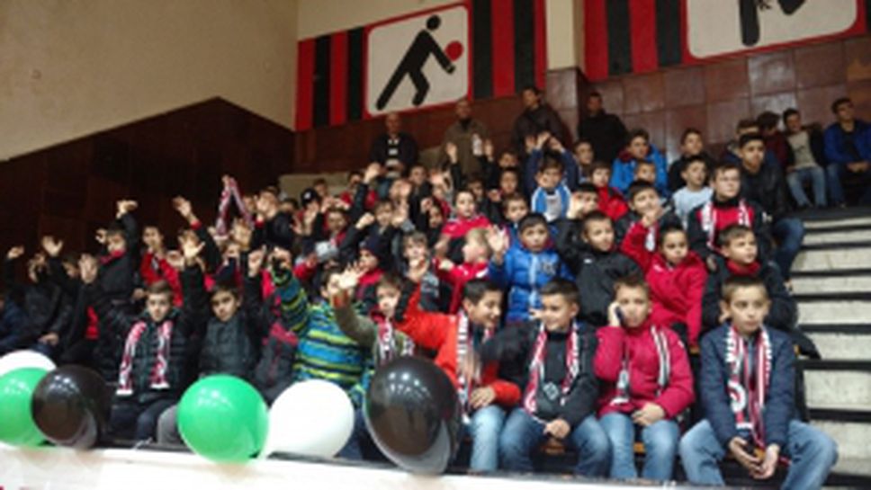 Коледно парти на школата на Локо (София)