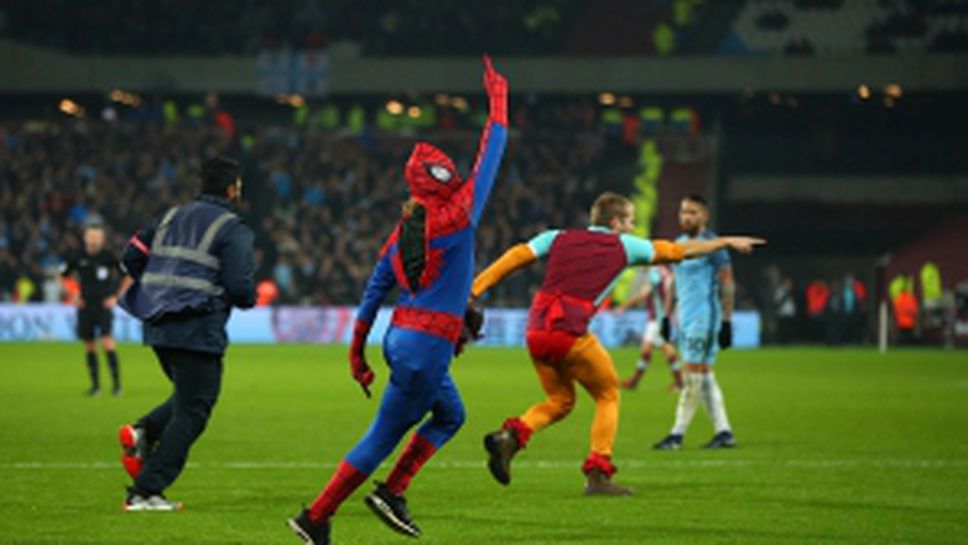 Човекът-паяк се появи на мач в Лондон