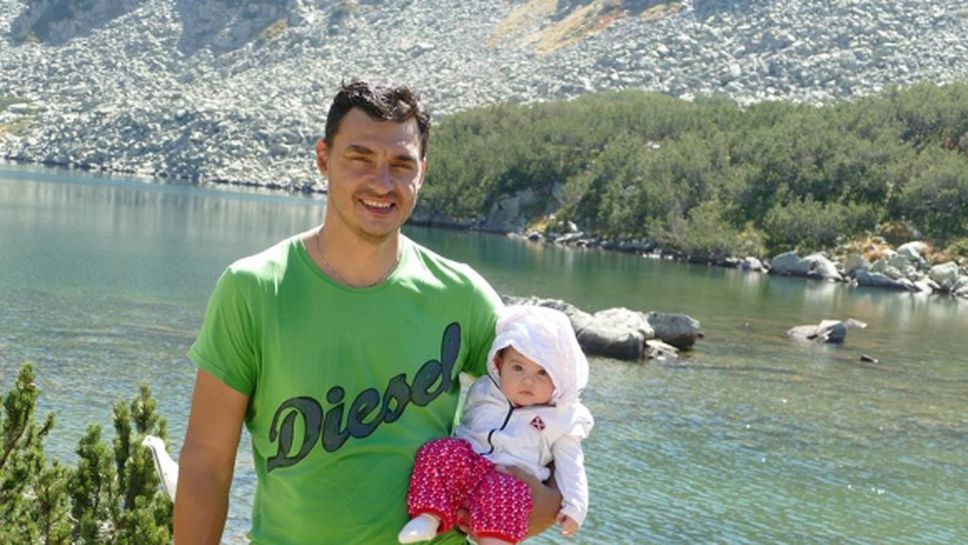 Владо Николов заведе 5-месечната си дъщеря Дария на поход (снимки)