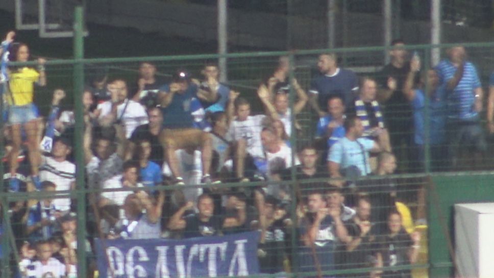 "Сините" ликуват след гола на Яблонски в Коматево