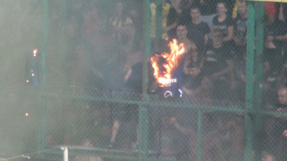 Огън и дим в сектора на бултрасите срещу Левски